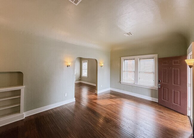 Building Photo - $500 OFF FIRST MONTHS RENT | Duplex in OKC!