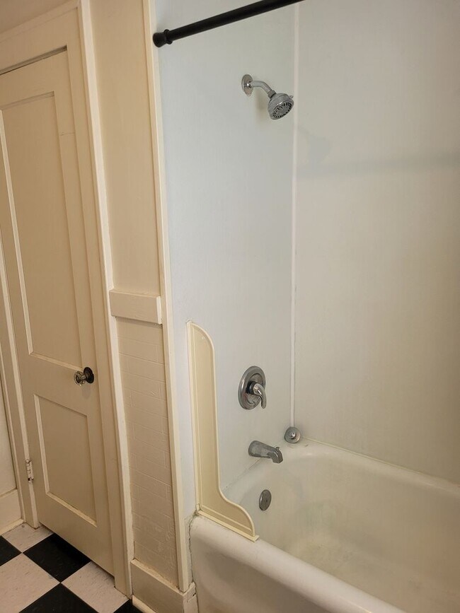 Building Photo - Charming home DOWNTOWN, steps from Columbia College