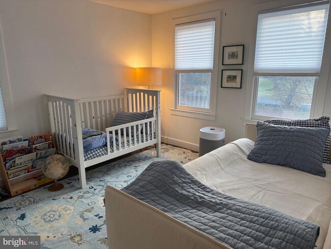 Building Photo - 28 Bank St