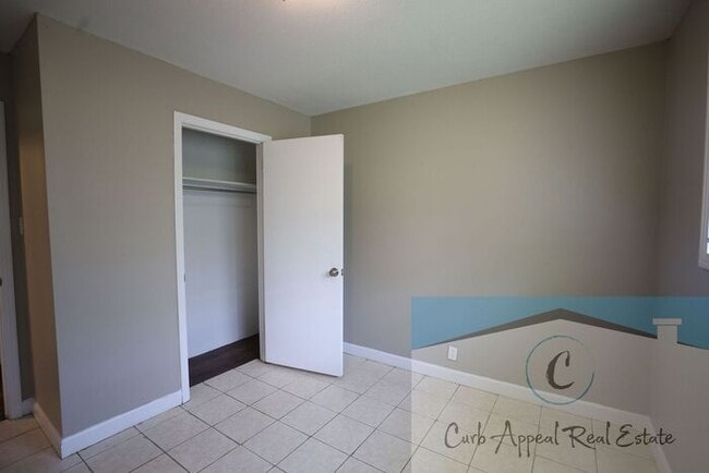 Building Photo - Move in special $600!! Recently renovated 3 bed 1 bath home with fenced yard and a bonus space! -...