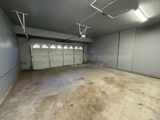 Building Photo - 5023 Lakeshore Dr