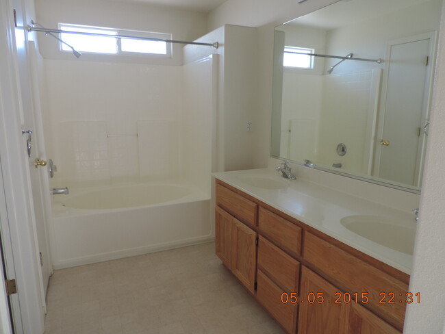 Building Photo - Fall St., Fernley