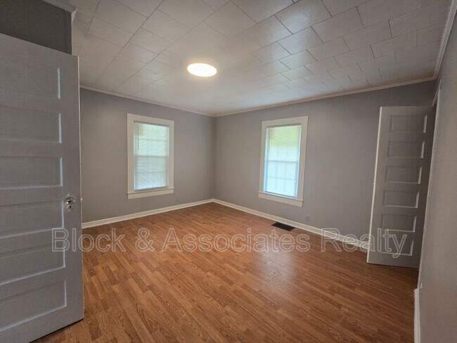 Building Photo - 909 Gaines Ave