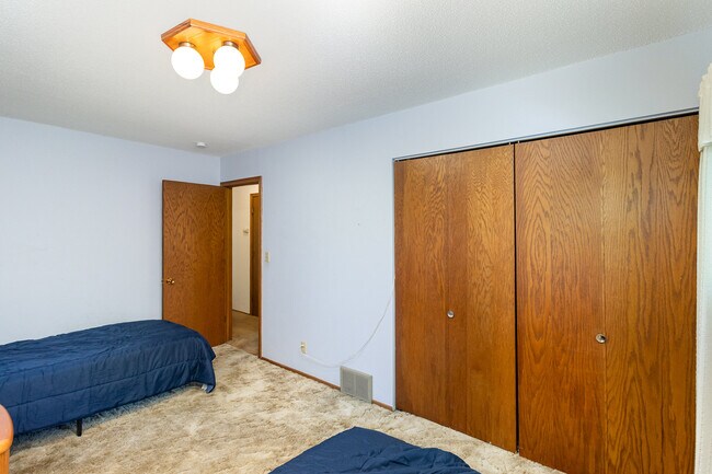 Furnished main bedroom - 3937 Pumice Ct