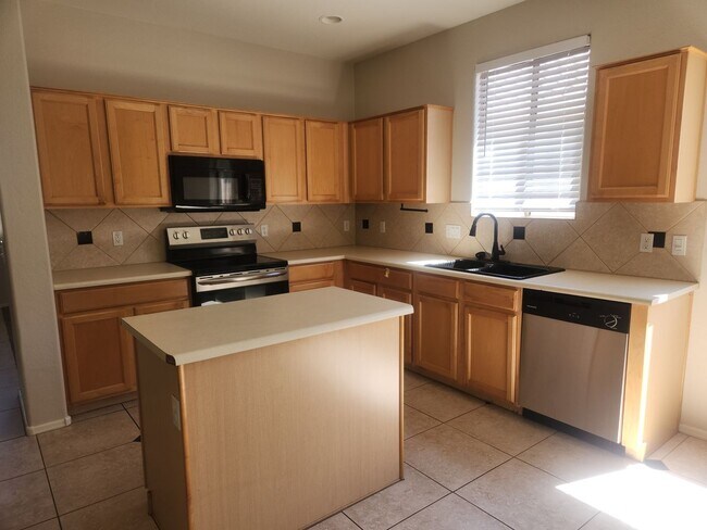 Building Photo - Immaculate Golf Community Home