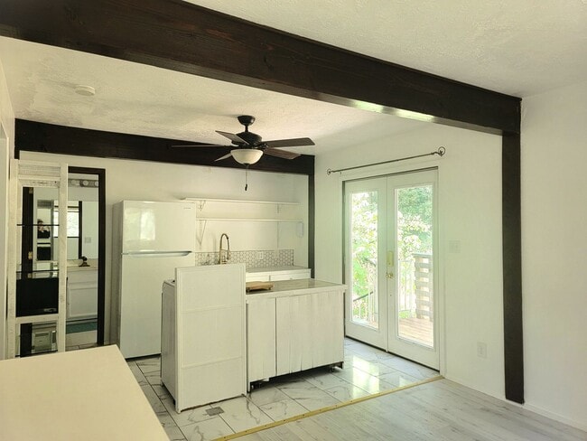 Building Photo - Renovated Cascade shores apartment