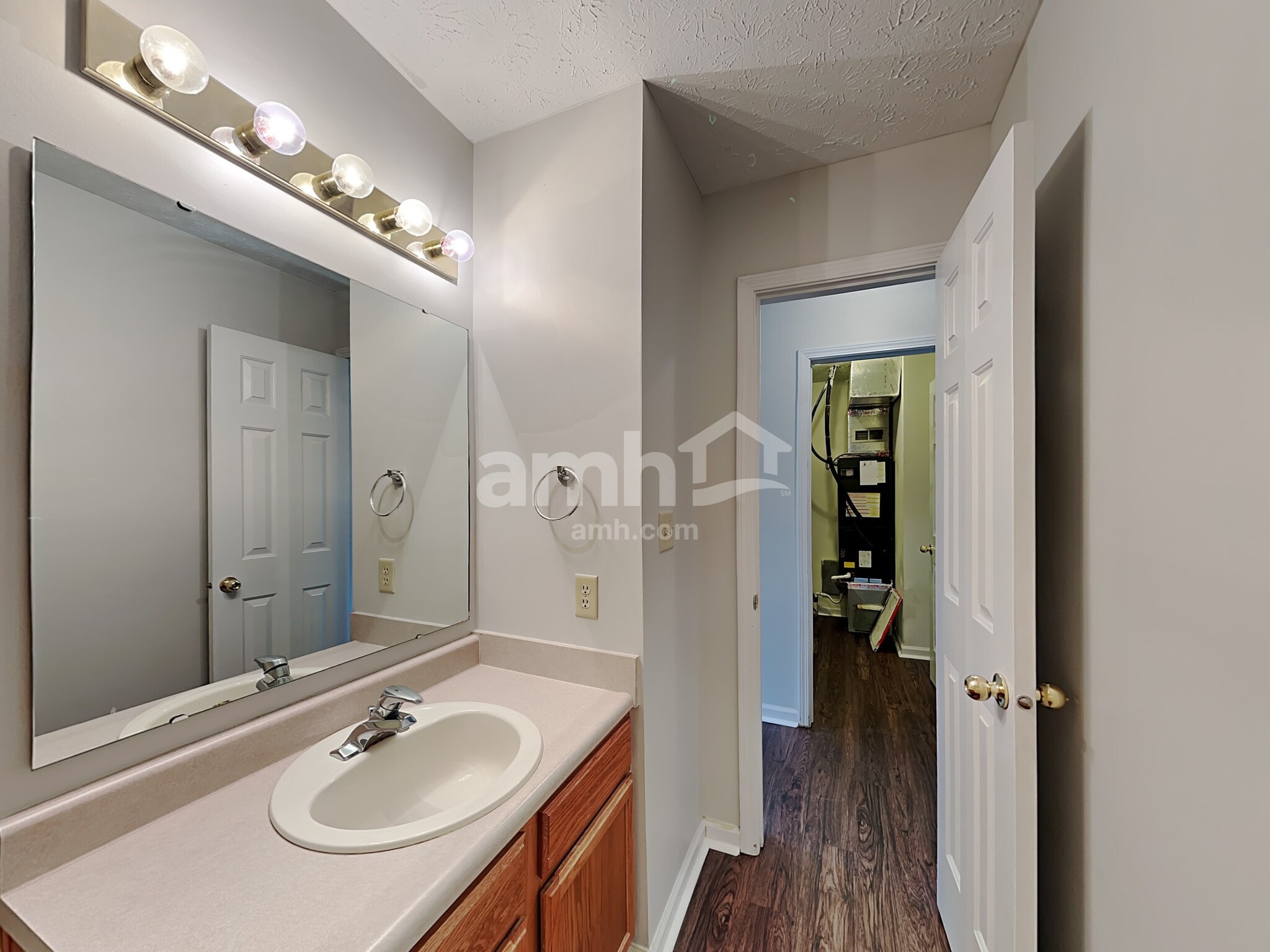 Building Photo - 1090 Meadowview Ct