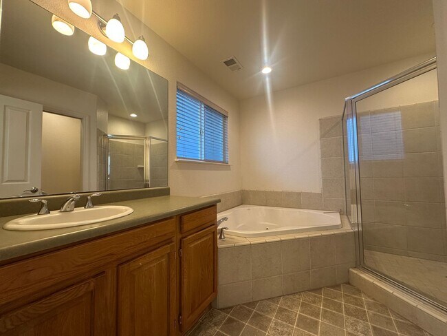 Building Photo - Spacious 3-Bedroom, 2-Bath Home for Rent i...