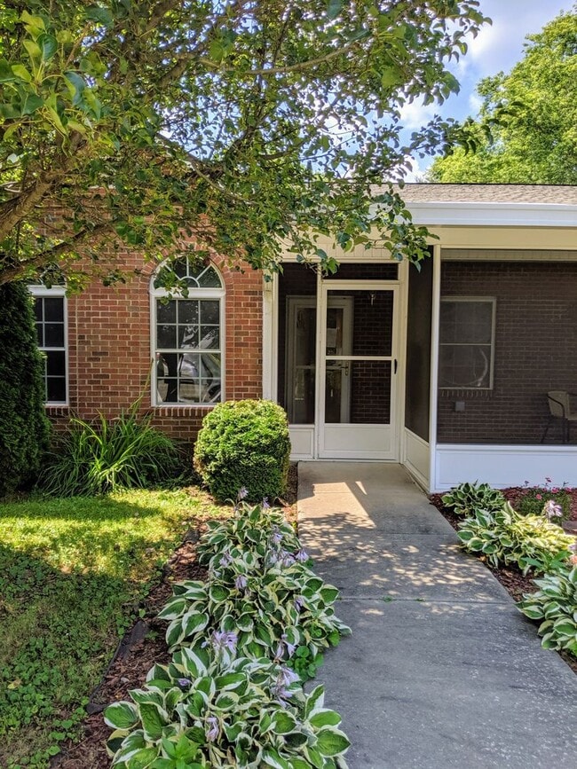 Building Photo - Rental-Beautiful West Asheville Home! **UTILITES INCLUDED**