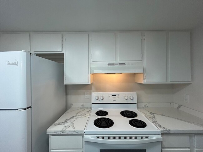 Building Photo - 100 Hillside Rd