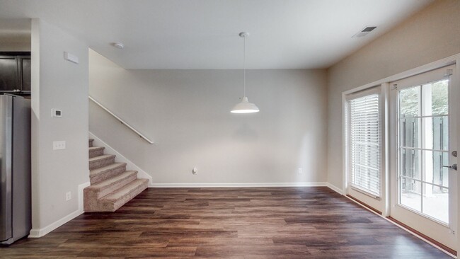 Building Photo - 3 Bedroom 2.5 Bathroom Townhome - The Comm...