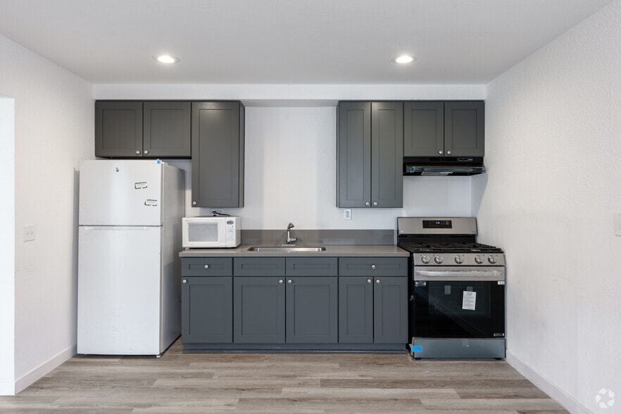 1BR, 1BA - 535SF - Kitchen - Agave View Apartments