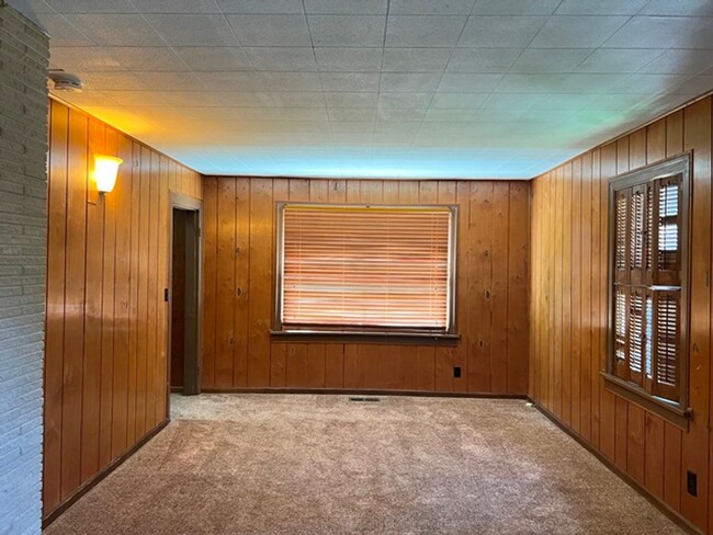 Building Photo - 4Bd/2Ba Two Story House-Available soon