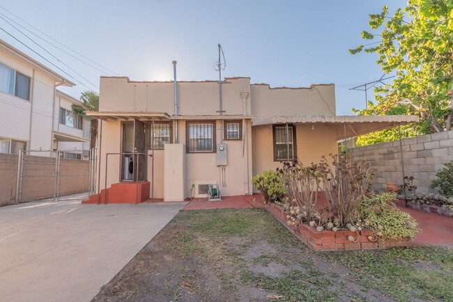 Building Photo - Beautiful 2 Bed +office, den garage, 1 Bath