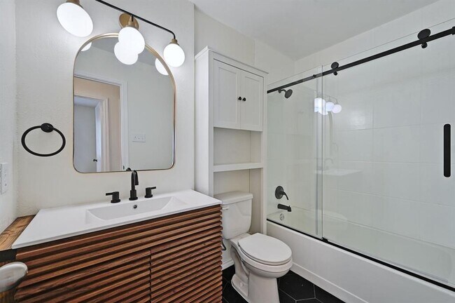 Building Photo - 703 Hyde Park Ct