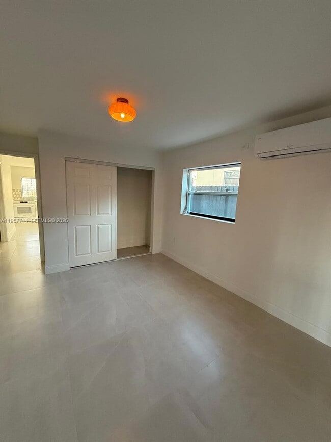 Building Photo - 525 SW 22nd Ave