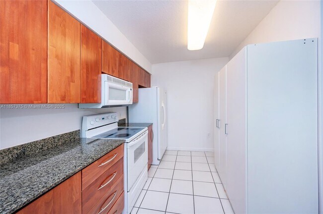 Building Photo - 1200 Brickell Bay Dr