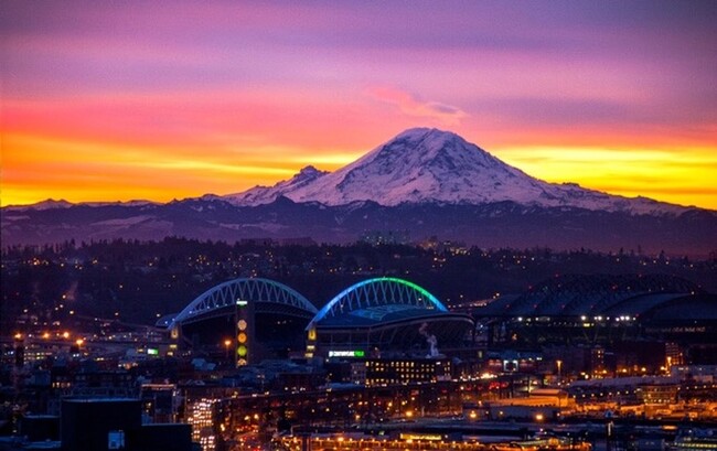 Building Photo - Stunning Belltown Penthouse w/ Ocean Views