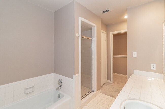 Building Photo - Beautiful townhome in a prime location nea...