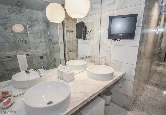 Building Photo - 4381 W Flamingo Rd