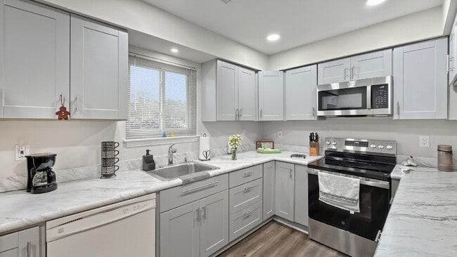 Building Photo - 2 Bed 2 Bath Condo Just Minutes from NAS Oceana Dam Neck in Virginia Beach!