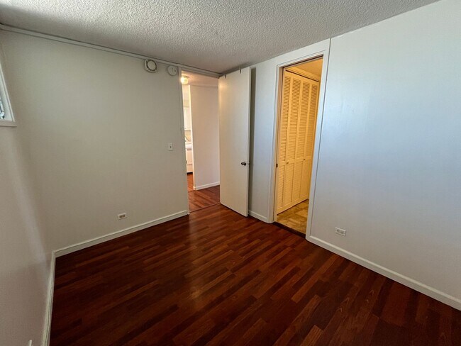 Building Photo - Woodrose (Honolulu) - Basic cable/electricity included!! 2 bedroom, 1.5 bathroom, 1 parking