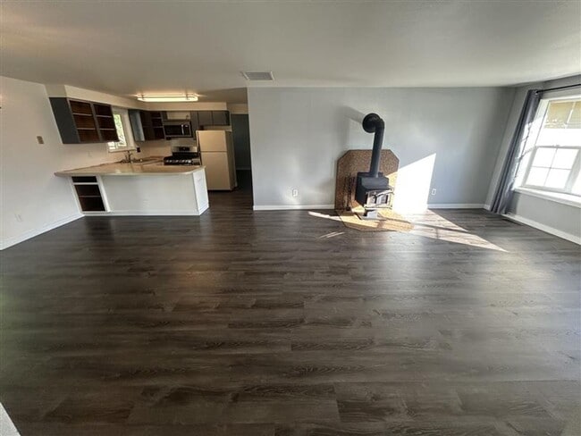 Building Photo - Three Bedroom House for Rent in Everson with fenced backyard and garage