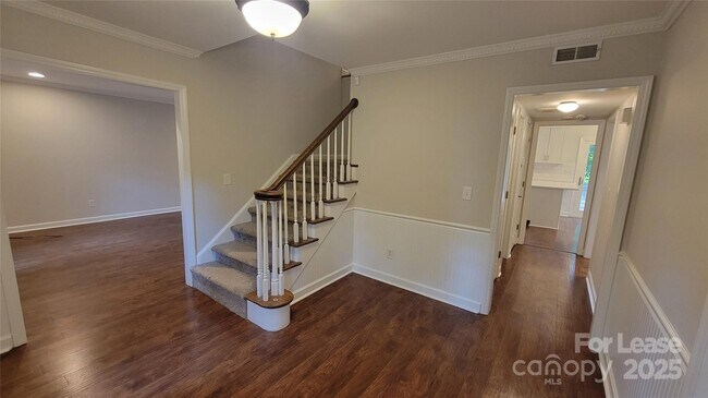 Building Photo - 9424 Whitethorn Dr