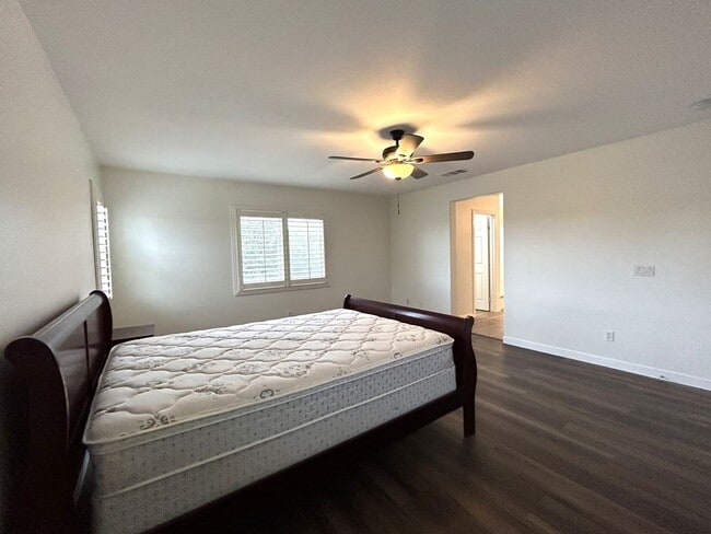 Building Photo - AVAILABLE NOW!! Fully Furnished 5 Bedroom 2.5 Bathroom Two Story Home in Beaumont!!