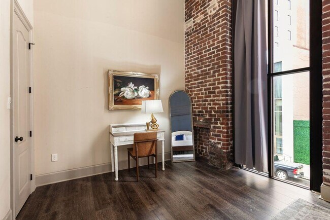 Building Photo - 828 Gravier St