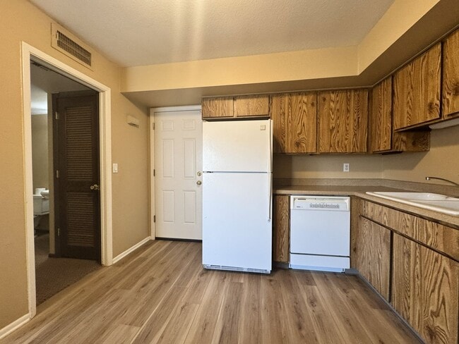 Building Photo - ***MOVE IN SPECIAL*** 2 STORY TOWNHOME WITH ATTACHED GARAGE WATER INCL