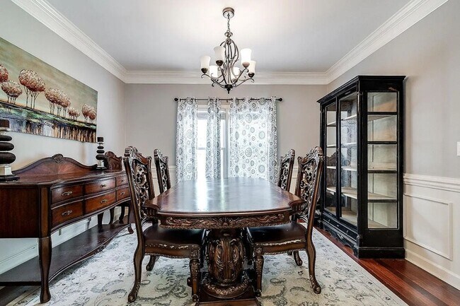 Building Photo - Stunning 4 Bed, 3 Bath Home with Pool in E...