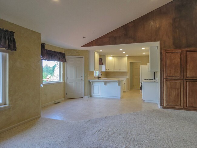 Building Photo - ** Beautiful Spacious 4 Bedroom 3 Bath Hom...