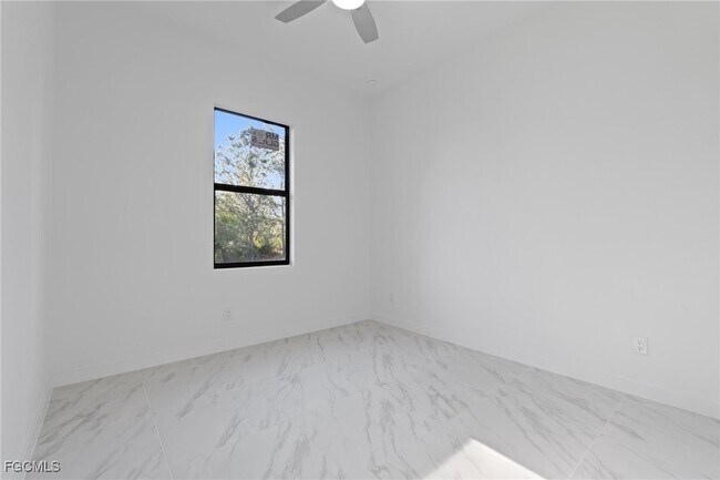 Building Photo - 567 Flamingo Ave S