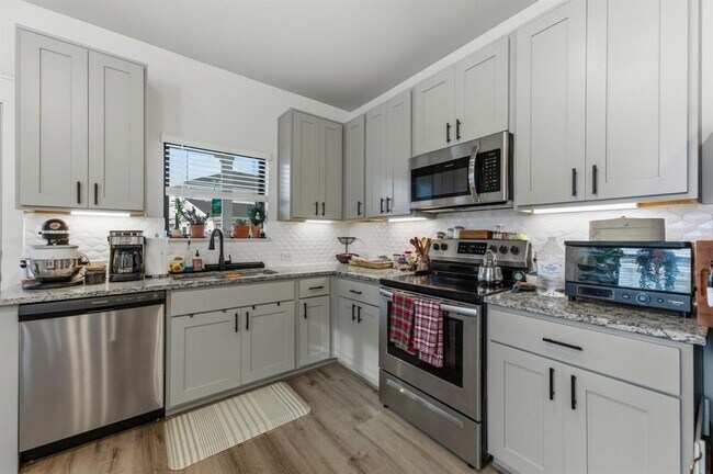 Building Photo - 159 Threshing Rd