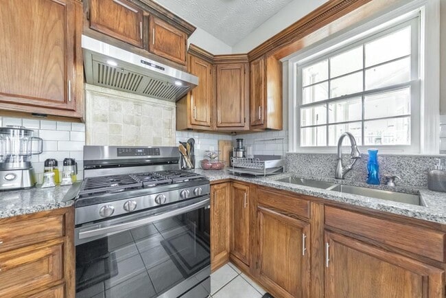 Building Photo - 520 Sonnet Way