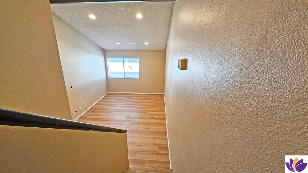 Building Photo - 5800 Owensmouth Ave