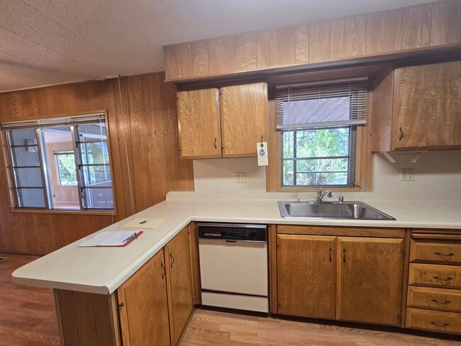 Building Photo - Light and Airy 2 Bedroom 2 Bath In Heather Glen Estates