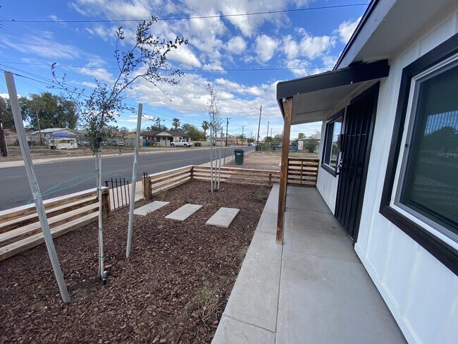 Building Photo - 433 N 14th St