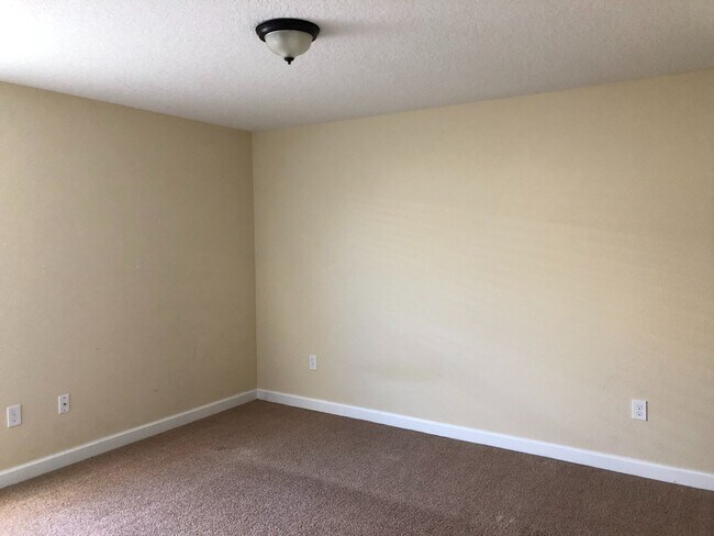 Building Photo - 5 Bedroom / 3.5 Bathroom House at Independ...