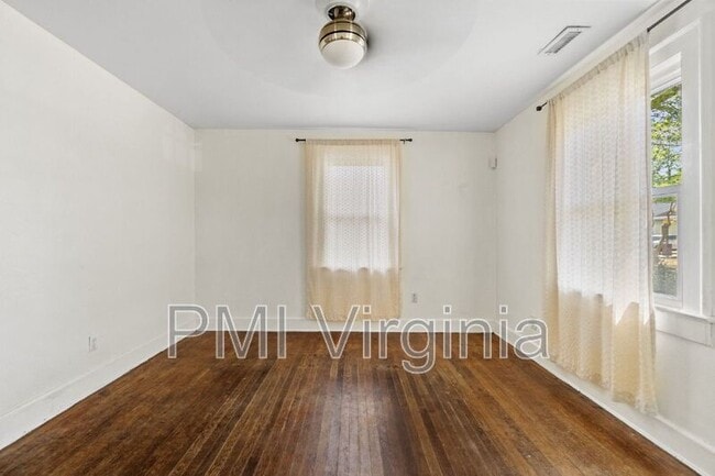 Building Photo - 858 W 47th St