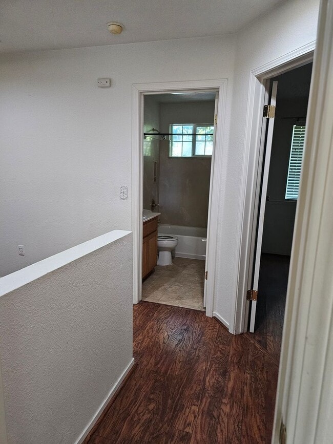 Building Photo - Split Level 4 Bedroom  2.5 Bath Town Home