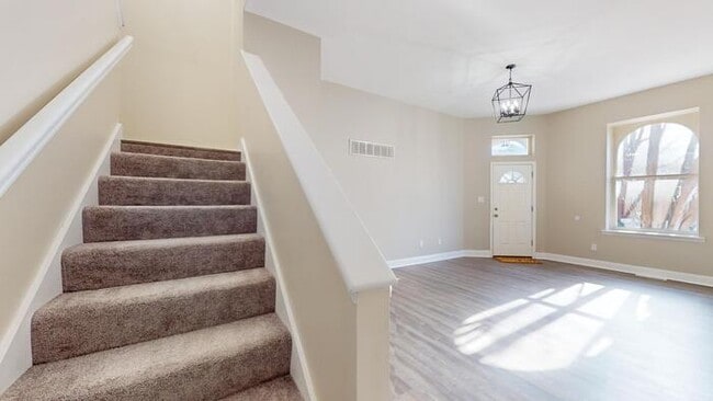 Building Photo - Renovated 4Bd 2.5 Bth Town Home Near Soula...