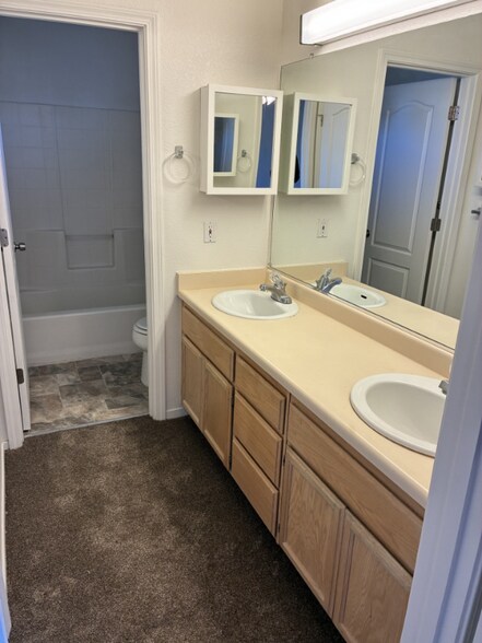 Building Photo - 315 N Cottonwood St