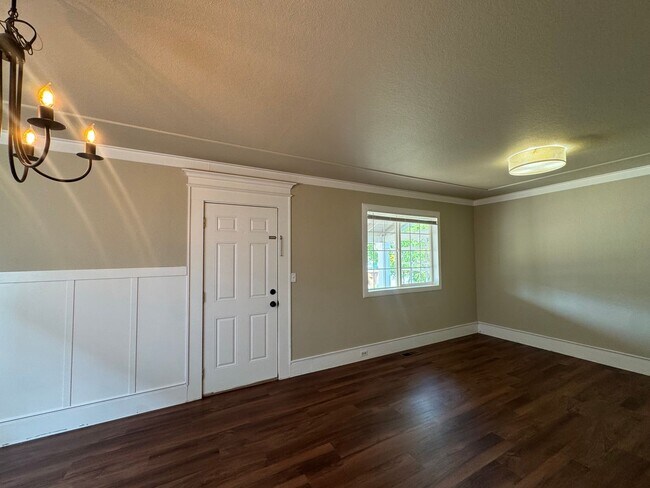 Building Photo - Very Nice 2 bedroom Point Defiance Cottage!