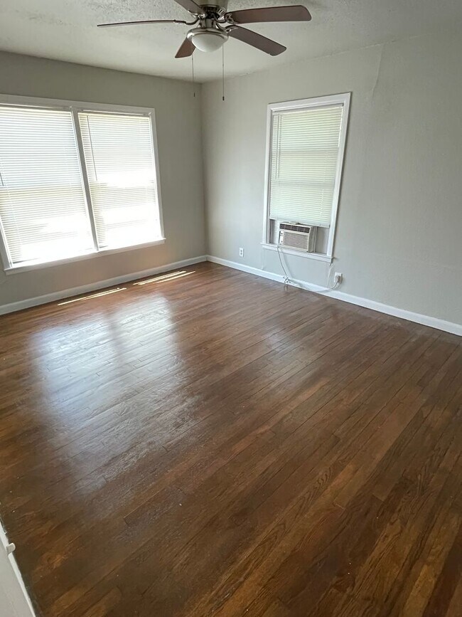Building Photo - 2 BEDROOM 2 BATHROOM HOUSE BY UNT