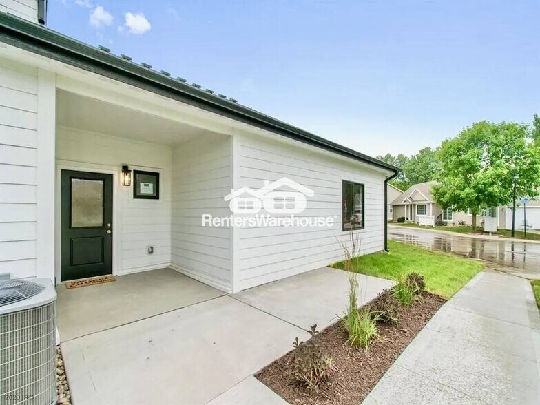 Building Photo - 3654 NE Kara Ln