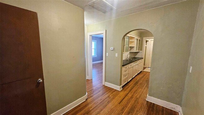 Building Photo - 2429 W Park Pl