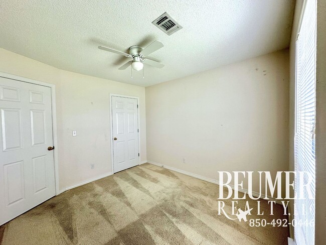 Building Photo - Charming 3-Bedroom Home in Lake Cook Estat...