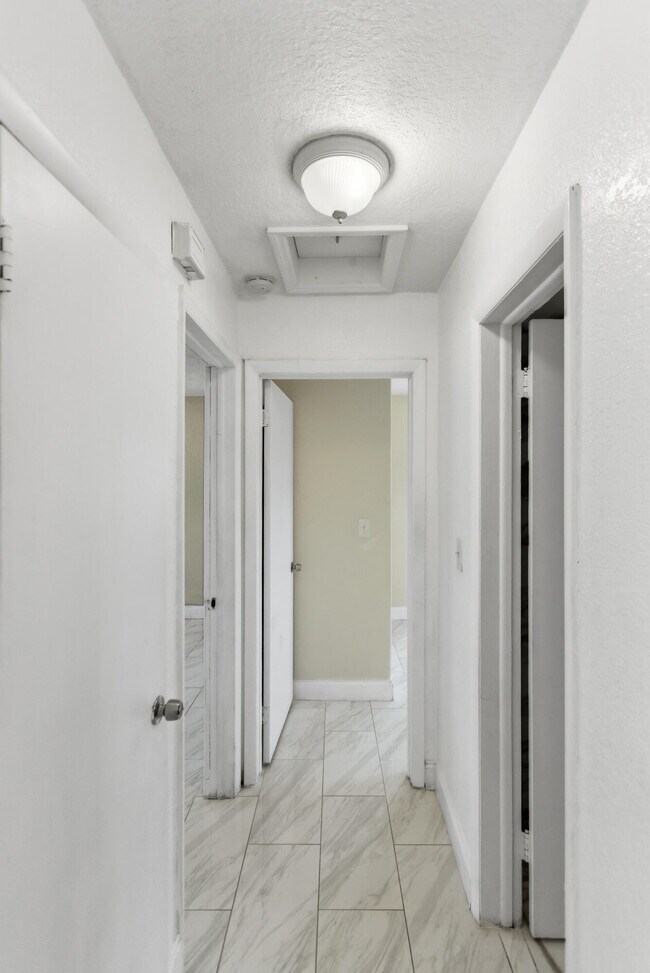 Building Photo - 2748 SW 46th Ct